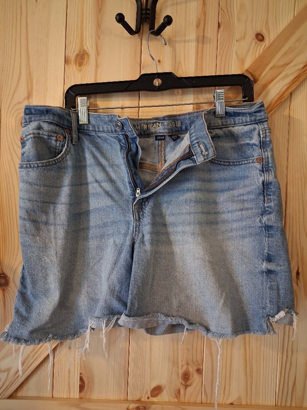 American Eagle Strigid Denim Shorts Women's 14 High Rise Raw Hem Light Wash